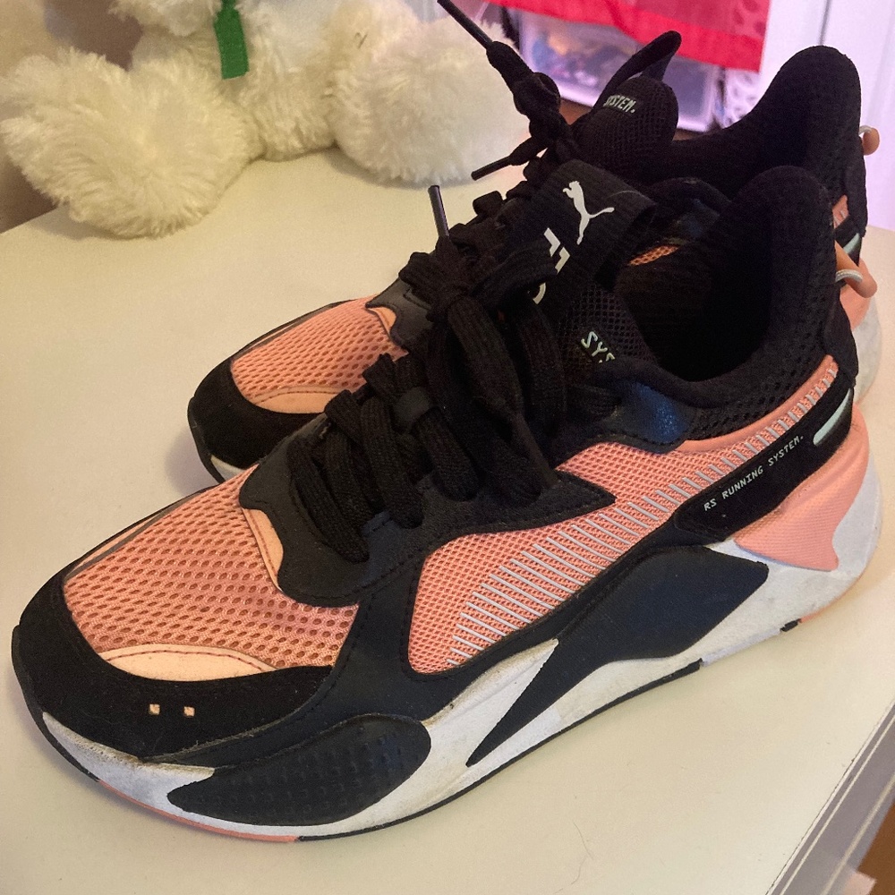PUMA RUNNING SIZE 5.5c. Coral like new!